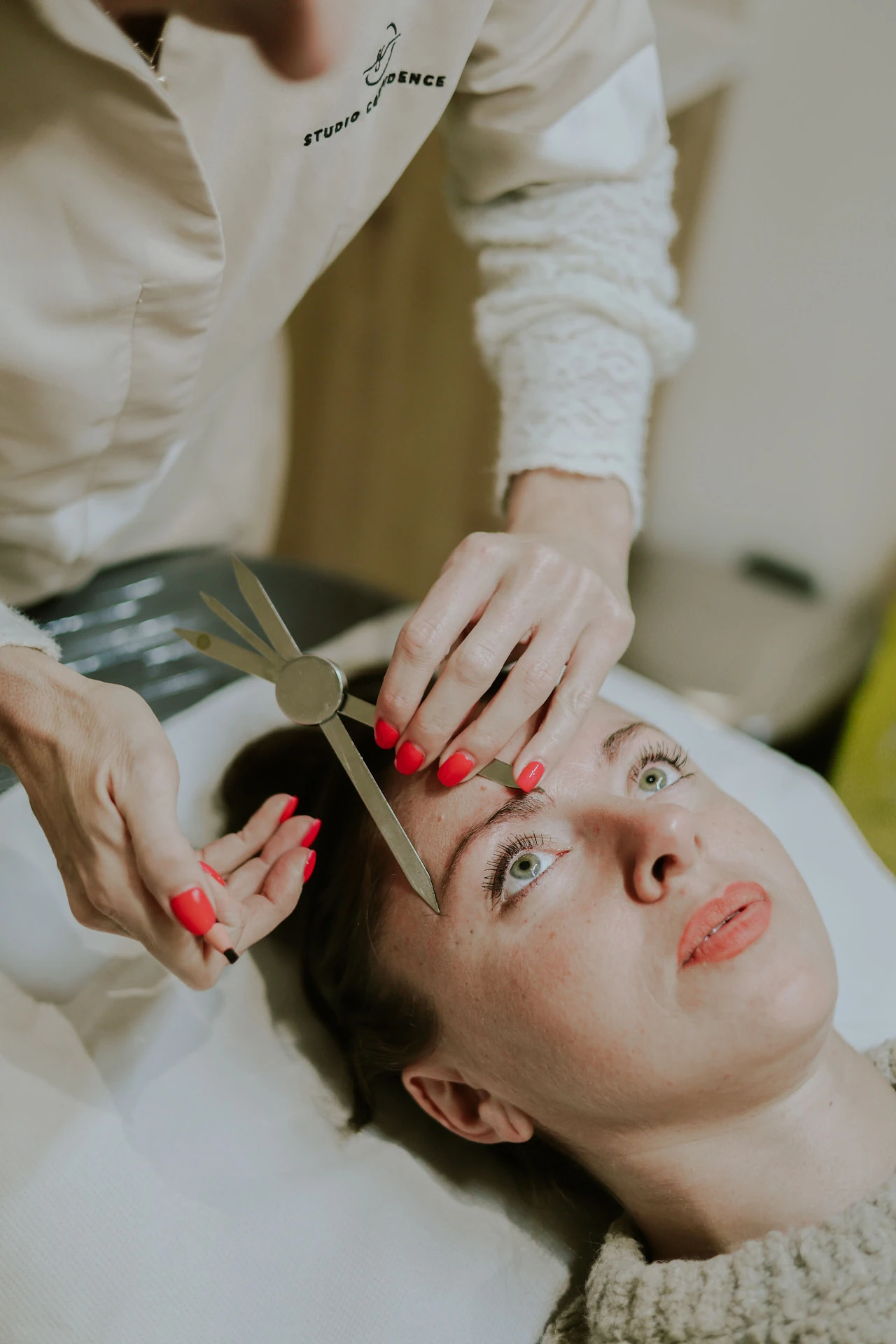 Étude et mesure de la ligne des sourcils au Studio Confidence à Marseille