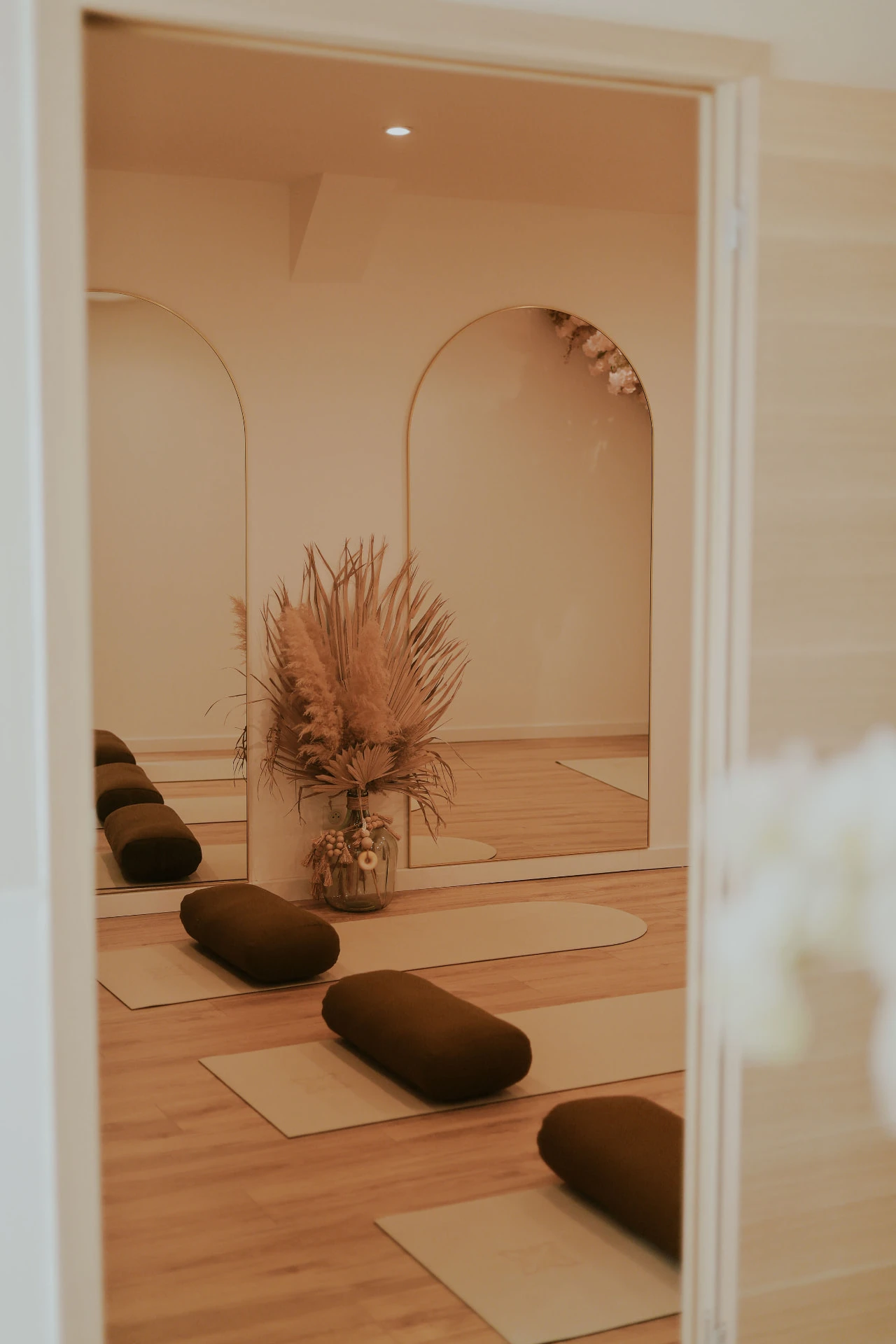 Salle de Pilates du Studio Confidence à Marseille 11e, avec tapis et matériel au sol