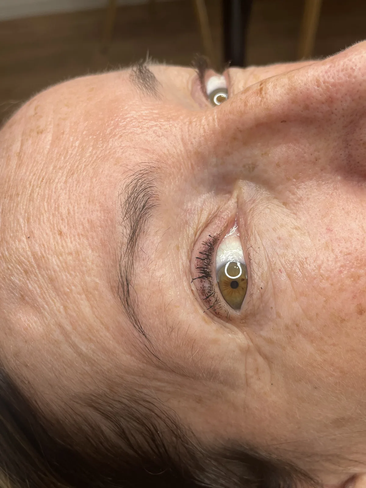 Sourcils d'une peau mature avant une dermopigmentation, réalisation de Chloé