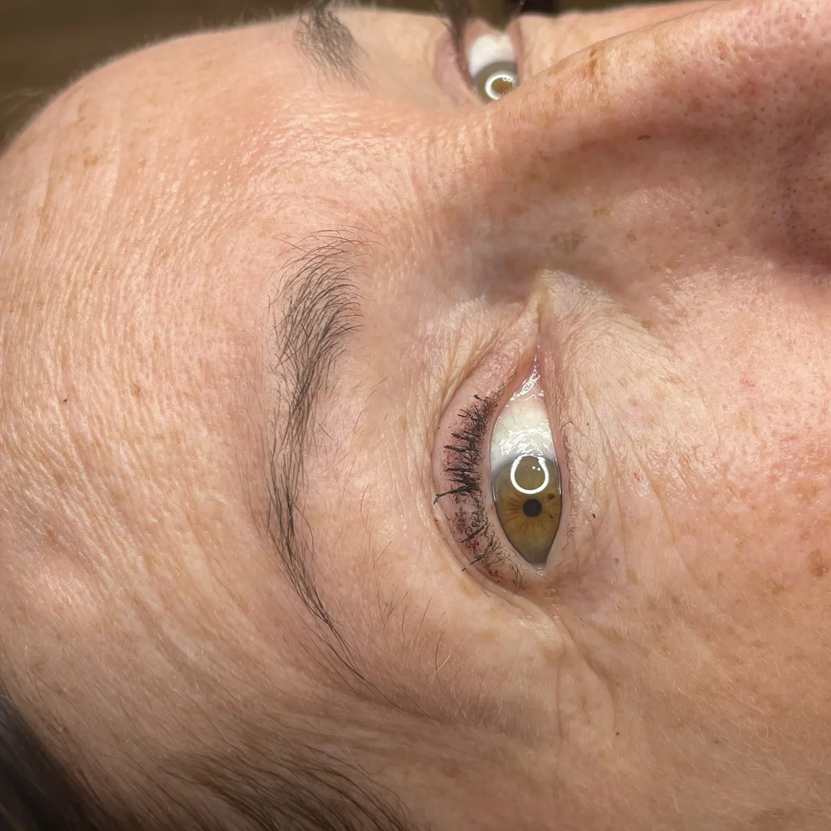 Sourcils redessinés sur peau mature, dermopigmentation Studio Confidence Marseille