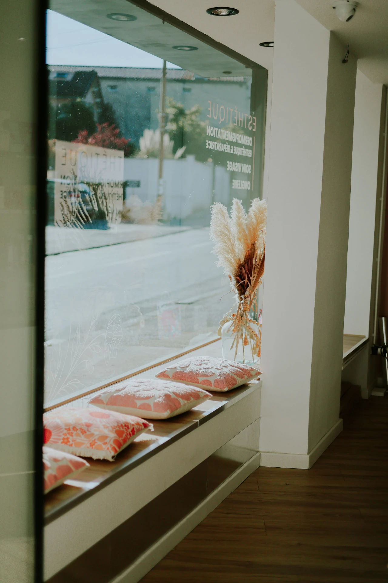 Intérieur du Studio Confidence à Marseille, côté vitrine