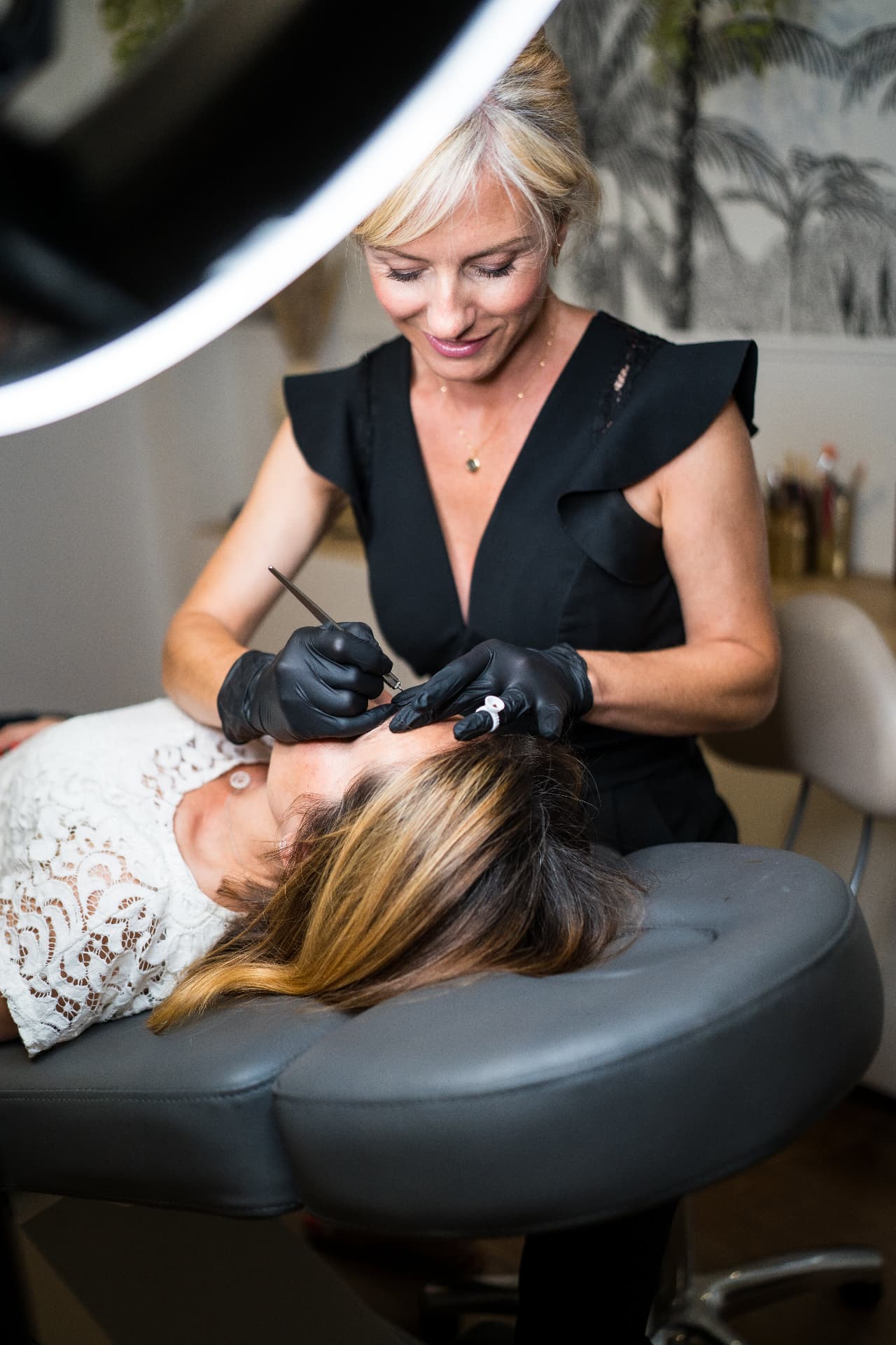 Chloé réalisant une dermopigmentation sur une cliente au Studio Confidence
